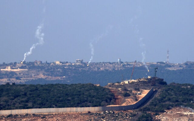 Flares are fired from northern Israel over the southern Lebanese border village of Aita al-Shaab, on October 28, 2023. (Fadel Senna/AFP) Flares are fired from northern Israel over the southern Lebanese border village of Aita al-Shaab, on October 28, 2023. (Fadel Senna/AFP)