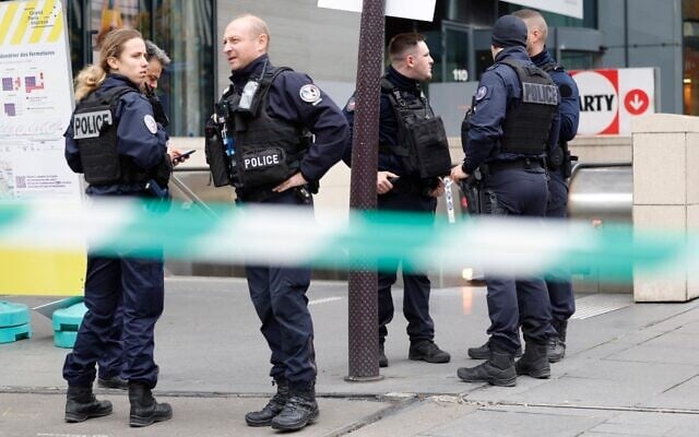 French police officers stand at the entrance of a metro station after a woman making threats was shot and wounded by police, at the Bibliotheque Francois Mitterrand station, in Paris, October 31, 2023. (Geoffroy Van der Hasselt/AFP) French police officers stand at the entrance of a metro station after a woman making threats was shot and wounded by police, at the Bibliotheque Francois Mitterrand station, in Paris, October 31, 2023. (Geoffroy Van der Hasselt/AFP)