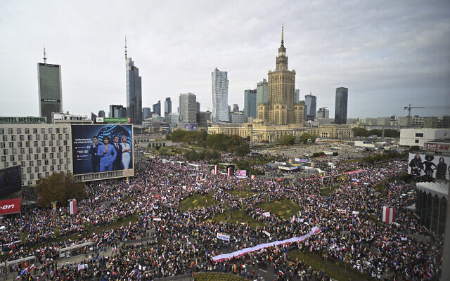 Thousands of people gather for a march to support the opposition against the governing populist Law and Justice party in Warsaw, Poland, October 1, 2023. (AP Photo/Rafal Oleksiewicz) Thousands of people gather for a march to support the opposition against the governing populist Law and Justice party in Warsaw, Poland, October 1, 2023. (AP Photo/Rafal Oleksiewicz)