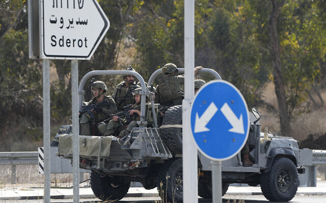 Israeli soldiers head south near Ashkelon, October 7, 2023. (AP Photo/Ohad Zwigenberg)