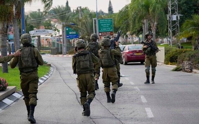 Illustrative: Israeli soldiers deploy in Sderot, Israel, during the Hamas-led onslaught of October 7, 2023. (AP Photo/Ohad Zwigenberg) Illustrative: Israeli soldiers deploy in Sderot, Israel, during the Hamas-led onslaught of October 7, 2023. (AP Photo/Ohad Zwigenberg)