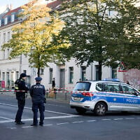 German police officers stand guard in front of the building complex of the Kahal Adass Jisroel community, which houses a synagogue, a kindergarten and a community center, in the center of Berlin, Germany, October 18, 2023. (AP/Markus Schreiber)
