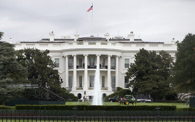 Illustratice: Workers prepare the South Lawn of the White House in Washington, Monday, September 21, 2015. (AP Photo/Carolyn Kaster)