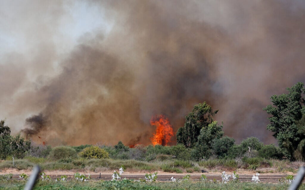A fire rages near an agricultural field in Israel near the border with Gaza, on September 12, 2021. (Flash90) A fire rages near an agricultural field in Israel near the border with Gaza, on September 12, 2021. (Flash90)