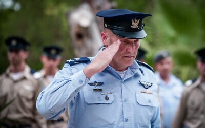 Israeli Air Force chief Tomer Bar salutes at the funeral of Giora Romm, a former deputy commander of theI IAF, at Savyon cemetery in central Israel, August 13, 2023. (Avshalom Sassoni/Flash90)