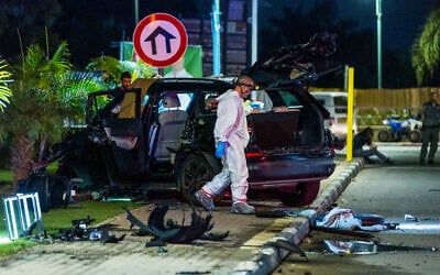 Paramedics at the scene of an underworld car bombing near the southern town of Kiryat Malachi, October 1, 2023. (Liron Moldovan/Flash90)