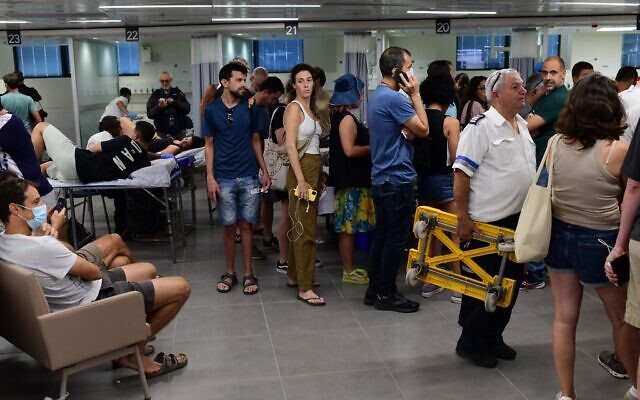 Hundreds in line at the Ichilov hospital in Tel Aviv to donate blood, October 7, 2023 (Tomer Neuberg/Flash90) Hundreds in line at the Ichilov hospital in Tel Aviv to donate blood, October 7, 2023 (Tomer Neuberg/Flash90)