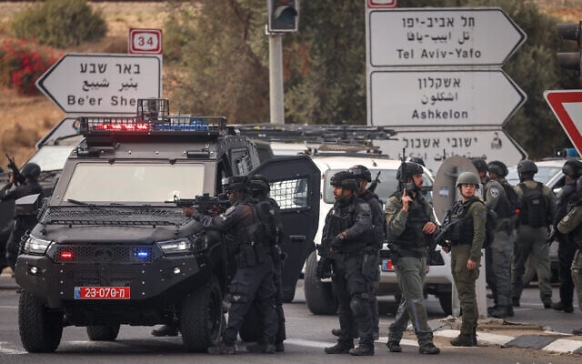Israeli forces outside the entrance to the southern Israeli town of Sderot, October 8, 2023. (Chaim Goldberg/Flash90) Israeli forces outside the entrance to the southern Israeli town of Sderot, October 8, 2023. (Chaim Goldberg/Flash90)