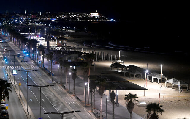 The empty Tel Aviv promenade during the ongoing war, October 16, 2023. (Avshalom Sassoni/FLASH90)