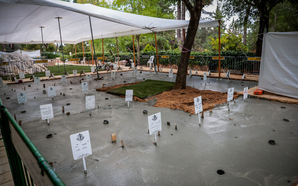 Illustrative: Graves of Israeli soldiers killed in the war with Hamas, at Mount Herzl military cemetery in Jerusalem, October 20, 2023. (Noam Revkin Fenton/Flash90)