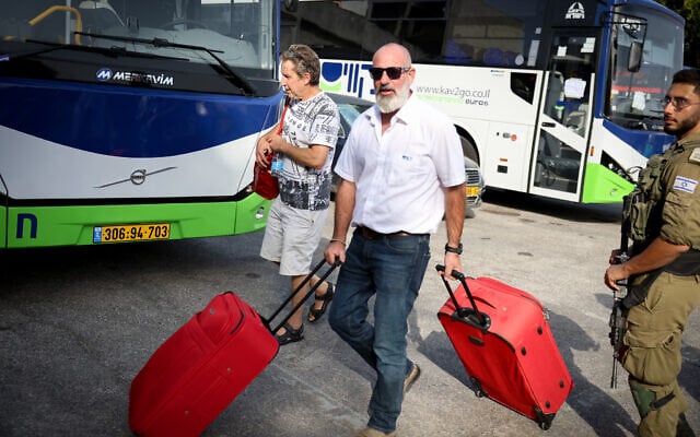 Residents of the northern Israeli town of Kiryat Shmona leave amid orders to evacuate, due to threats on Israel's northern border from Lebanon, October 22, 2023. (David Cohen/Flash90) Residents of the northern Israeli town of Kiryat Shmona leave amid orders to evacuate, due to threats on Israel's northern border from Lebanon, October 22, 2023. (David Cohen/Flash90)