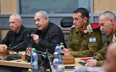 Defense Minister Yoav Gallant, Prime Minister Benjamin Netanyahu and IDF chief Herzi Halevi, October 23, 2023. (Kobi Gideon/GPO)
