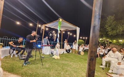 Ishay Ribo singing at the impromptu backyard wedding of Maor and Gal Peretz on October 9, 2023 (Courtesy Yossi Zer)