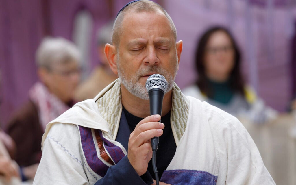 Rabbi Amichai Lau-Lavie speaks at a Simchat Torah event in New York following the terror onslaught, October 7, 2023. (Jesi Kelley)