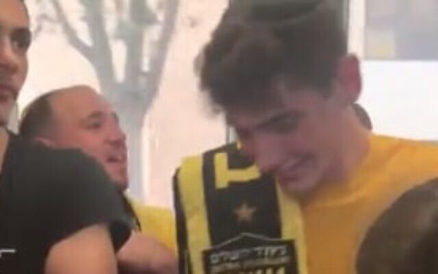 Beitar Jerusalem fans chant racist slogans on the Jerusalem Light Rail on October 2, 2023. (Screen capture/Twitter) Beitar Jerusalem fans chant racist slogans on the Jerusalem Light Rail on October 2, 2023. (Screen capture/Twitter)