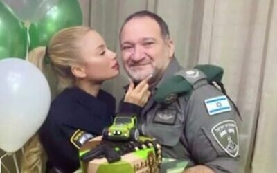 Ya'ar Shabtai and her father, Police Commissioner Kobi Shabtai. (Ya'ar Shabtai/Facebook)