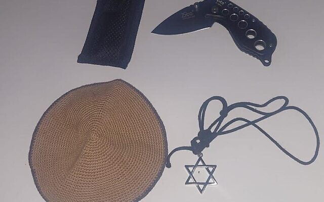 A knife, kippa and Star of David necklace recovered from two suspects arrested near a synagogue outside in Jerusalem on October 8, 2023. (Israel Police) A knife, kippa and Star of David necklace recovered from two suspects arrested near a synagogue outside in Jerusalem on October 8, 2023. (Israel Police)