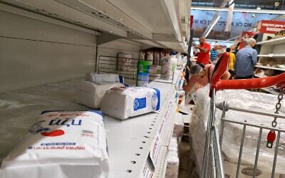 The aisles at a Rami Levy supermarket in Pardes Hannah-Karkur, on October 10, 2023. (Gavriel Fiske/Times of Israel)