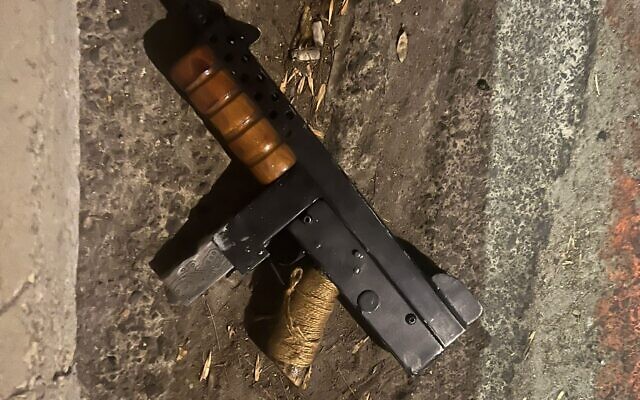 A 'Carlo' makeshift submachine gun used by a gunman in an attack against police officers in Jerusalem, October 12, 2023. (Israel Police) A 'Carlo' makeshift submachine gun used by a gunman in an attack against police officers in Jerusalem, October 12, 2023. (Israel Police)