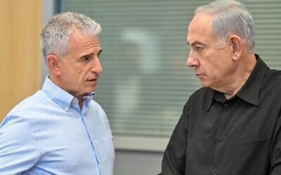 Prime Minister Benjamin Netanyahu (R) speaks with Mossad chief David Barnea at the IDF headquarters in Tel Aviv on October 15, 2023. (Kobi Gideon/GPO)