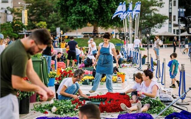 A 70-meter-long (around 230 feet) display of flowers, created from thousands of blooms and shaped into the words, "We Stand With Israel," was placed in the plaza of Tel Aviv's Habima Square on Thursday (Courtesy Yahav Trudler)
