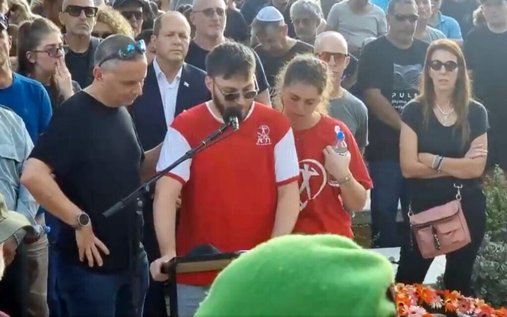 The funeral of Yaron Shai, who was killed on October 7, 2023, in the murderous Hamas attack on Israel. His brother, Ofir, in the center, is euologizing him with his father Yizhar Shai to his left, and Economy Minister Nir Barkat right behind him (Sceenshot)