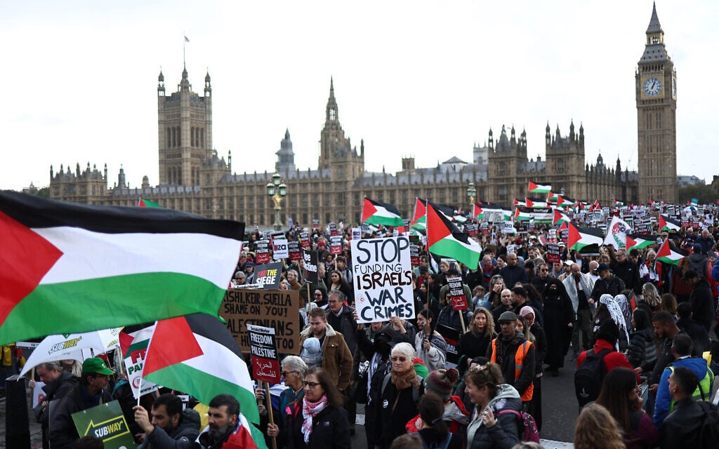 Pro-Palestinian, anti-Israel protesters walk over Westminster Bridge, near the Houses of Parliament, during a 'March For Palestine' in London on October 28, 2023. (Photo by HENRY NICHOLLS / AFP)