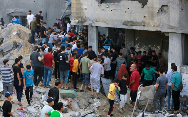 Palestinians check the destruction in the aftermath of an apparent Israeli strike in Jabaliya on November 1, 2023. (Bashar TALEB / AFP)