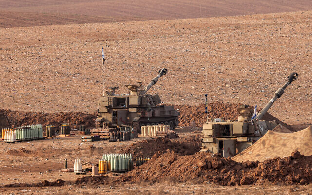 Israeli army artillery howitzers are stationed in southern Israel on November 1, 2023 (Jack Guez / AFP) Israeli army artillery howitzers are stationed in southern Israel on November 1, 2023 (Jack Guez / AFP)