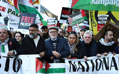 Former Labour party leader Jeremy Corbyn, center, joins protesters with placards and flags taking part in the 'National March For Palestine' in central London on November 11, 2023. (HENRY NICHOLLS / AFP)