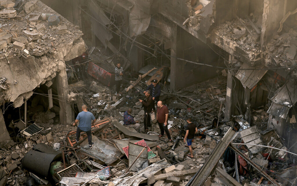 Palestinians survey the destruction following the Israeli bombardment of a target in Khan Yunis in the southern Gaza Strip on November 15, 2023 (MAHMUD HAMS / AFP)