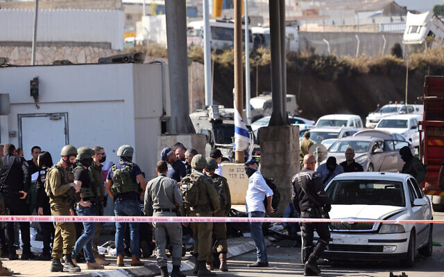 Israeli officers secure the scene after an attack by gunmen at a checkpoint guarding access to road tunnels linking the West Bank and Jerusalem on November 16, 2023. (Ahmad Gharabli/AFP) Israeli officers secure the scene after an attack by gunmen at a checkpoint guarding access to road tunnels linking the West Bank and Jerusalem on November 16, 2023. (Ahmad Gharabli/AFP)