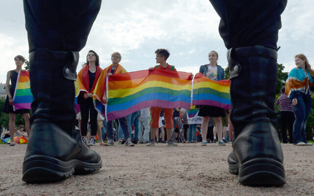 A picture taken on August 12, 2017 shows people waving gay rights' movement rainbow flags during the gay pride rally in Saint-Petersburg. (OLGA MALTSEVA / AFP) A picture taken on August 12, 2017 shows people waving gay rights' movement rainbow flags during the gay pride rally in Saint-Petersburg. (OLGA MALTSEVA / AFP)