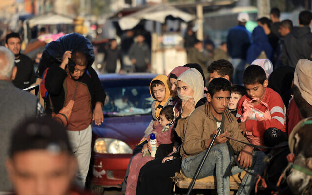 Palestinians who had taken refuge in temporary shelters return to their homes in eastern Khan Younis in the southern Gaza Strip during the first hours of a four-day truce between Israel and Hamas, on November 24, 2023 (MAHMUD HAMS / AFP)
