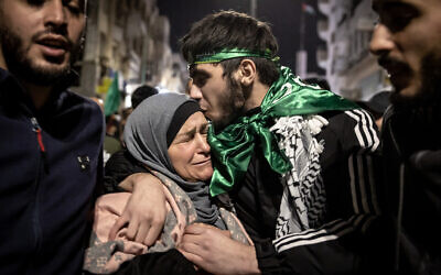 Palestinian security prisoner Omar Atshan hugs his mother after being released from an Israeli prison, in Ramallah on November 26, 2023. (FADEL SENNA / AFP)