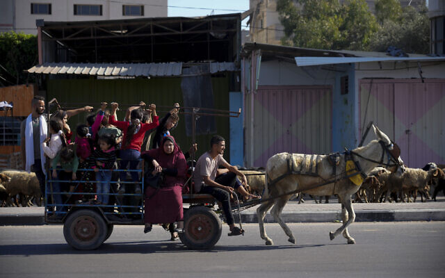 Palestinians flee to the southern Gaza Strip on Salah al-Din Street in Bureij, Gaza Strip, November 7, 2023. (AP Photo/Hatem Moussa)