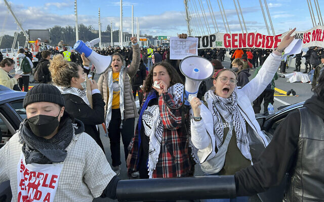 Demonstrators calling for a ceasefire in Gaza after shutting down the San Francisco-Oakland Bay Bridge in conjunction with the APEC Summit taking place, November 16, 2023, in San Francisco. (AP/Noah Berger) Demonstrators calling for a ceasefire in Gaza after shutting down the San Francisco-Oakland Bay Bridge in conjunction with the APEC Summit taking place, November 16, 2023, in San Francisco. (AP/Noah Berger)
