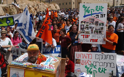 Residents of the Gaza Strip settlement bloc Gush Katif protest against Israel's Disengagement Plan on May 30, 2004, outside of the Prime Minister's Office in Jerusalem. (Flash90)