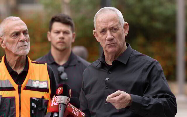 War cabinet minister Benny Gantz tours Israel's northern Galilee region, October 29, 2023. (Ayal Margolin/Flash90)