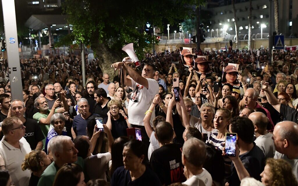 Israelis attend a rally calling for the release of those held captive by Hamas terrorists in Gaza, outside the Defense Ministry in Tel Aviv, November 4, 2023. (Tomer Neubergr/Flash90)