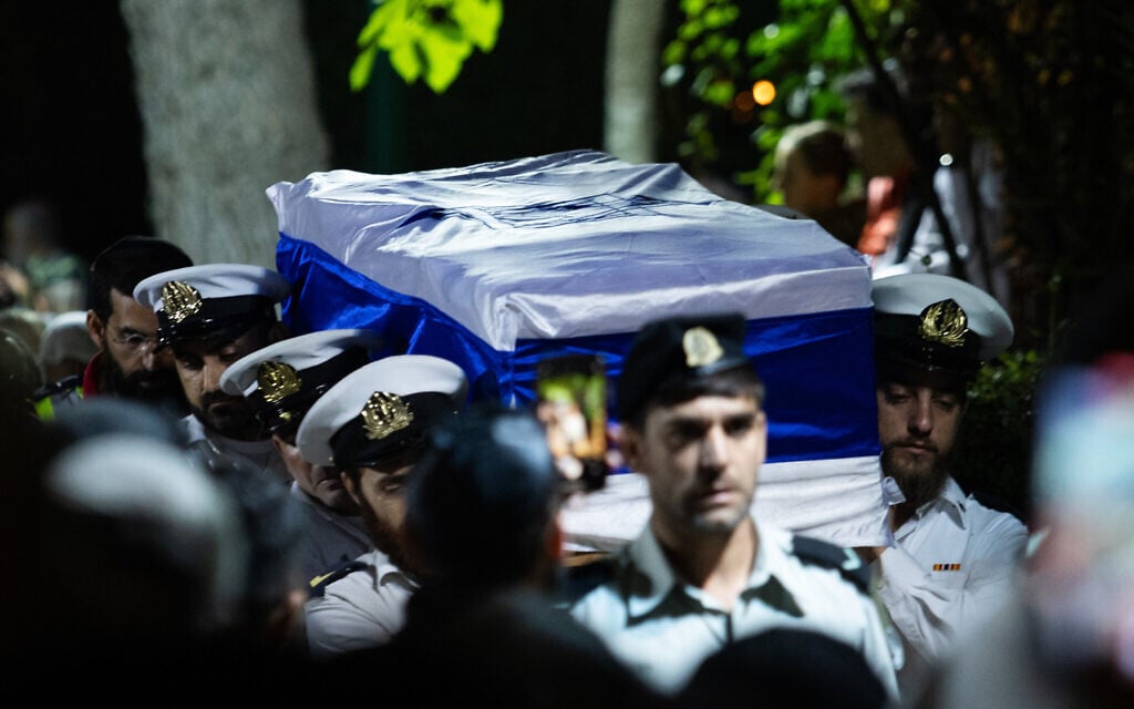 Family and friends of Master Sgt. (res.) Eliahou Benjamin Elmakayes mourn at his funeral at the Mount Herzl Military Cemetery in Jerusalem on November 9, 2023, he was killed during a ground operation in the Gaza Strip. (Oren Ben Hakoon/Flash90)