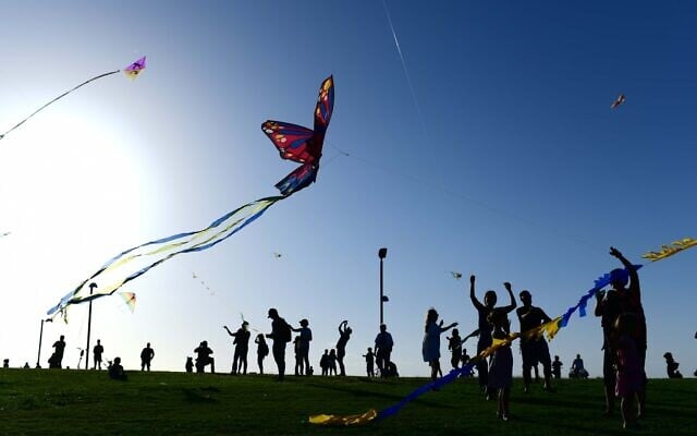 Surviving Kibbutz Kfar Aza residents hold their annual kite event in Tel Aviv on November 9, 2023, after the October 7 Hamas massacre in the Gaza border communities. (Tomer Neuberg/Flash 90)
