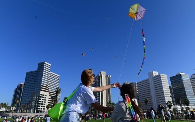 Surviving Kibbutz Kfar Aza residents hold their annual kite event in Tel Aviv on November 9, 2023, after the October 7 Hamas massacre in the Gaza border communities. (Tomer Neuberg/Flash 90)