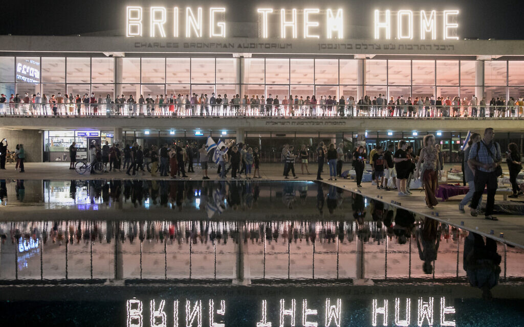 A protest on behalf of hostages held captive by Hamas terrorists in Gaza, at Habima Square in Tel Aviv, November 11, 2023. (Miriam Alster/Flash90)