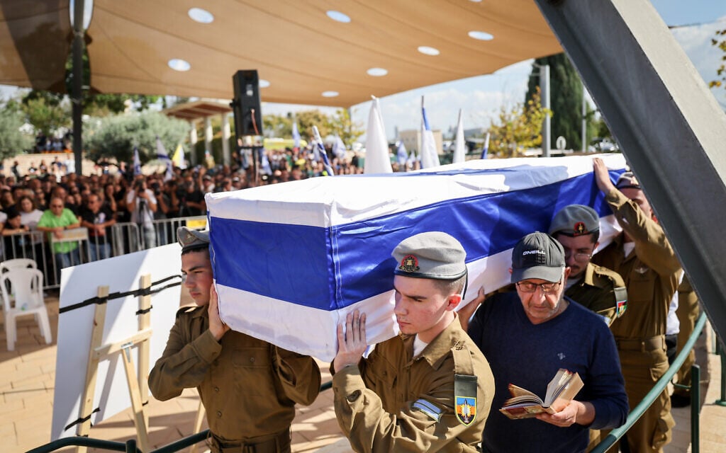 Family and friends attend the funeral of IDF soldier Noa Marciano, who was killed in Hamas captivity, at the military cemetery in Modi'in, November 17, 2023. (Yonatan Sindel/Flash90)