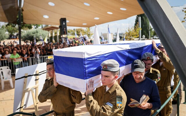Family and friends attend the funeral of IDF soldier Noa Marciano, who was killed in Hamas captivity, at the military cemetery in Modi'in, November 17, 2023. (Yonatan Sindel/Flash90)