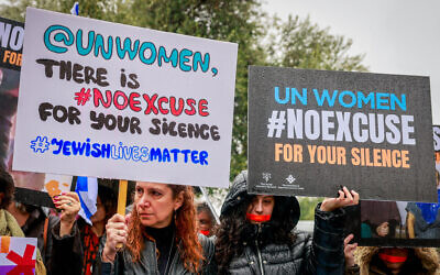Israeli women protest outside the UN Headquarters in Jerusalem, November 27, 2023. (Flash90)