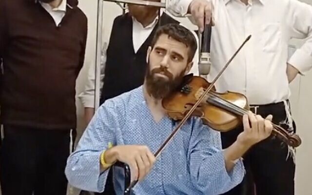 Mordechay Shenvald plays violin at the Barzilai Medical Center on November 20, 2023. (Screen capture/X) Mordechay Shenvald plays violin at the Barzilai Medical Center on November 20, 2023. (Screen capture/X)