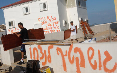Israelis remove furniture from a house in the Pe'at Sadeh settlement of Gush Katif prior to Israel's unilateral disengagement, July 11, 2005. (Pierre Terdjman/Flash90)