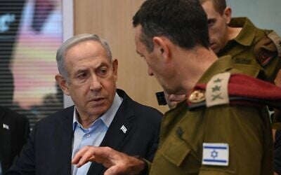 Prime Minister Benjamin Netanyahu (left) and IDF chief Herzi Halevi at the start of a security cabinet meeting in Tel Aviv, November 16, 2023. (Haim Zach/GPO)